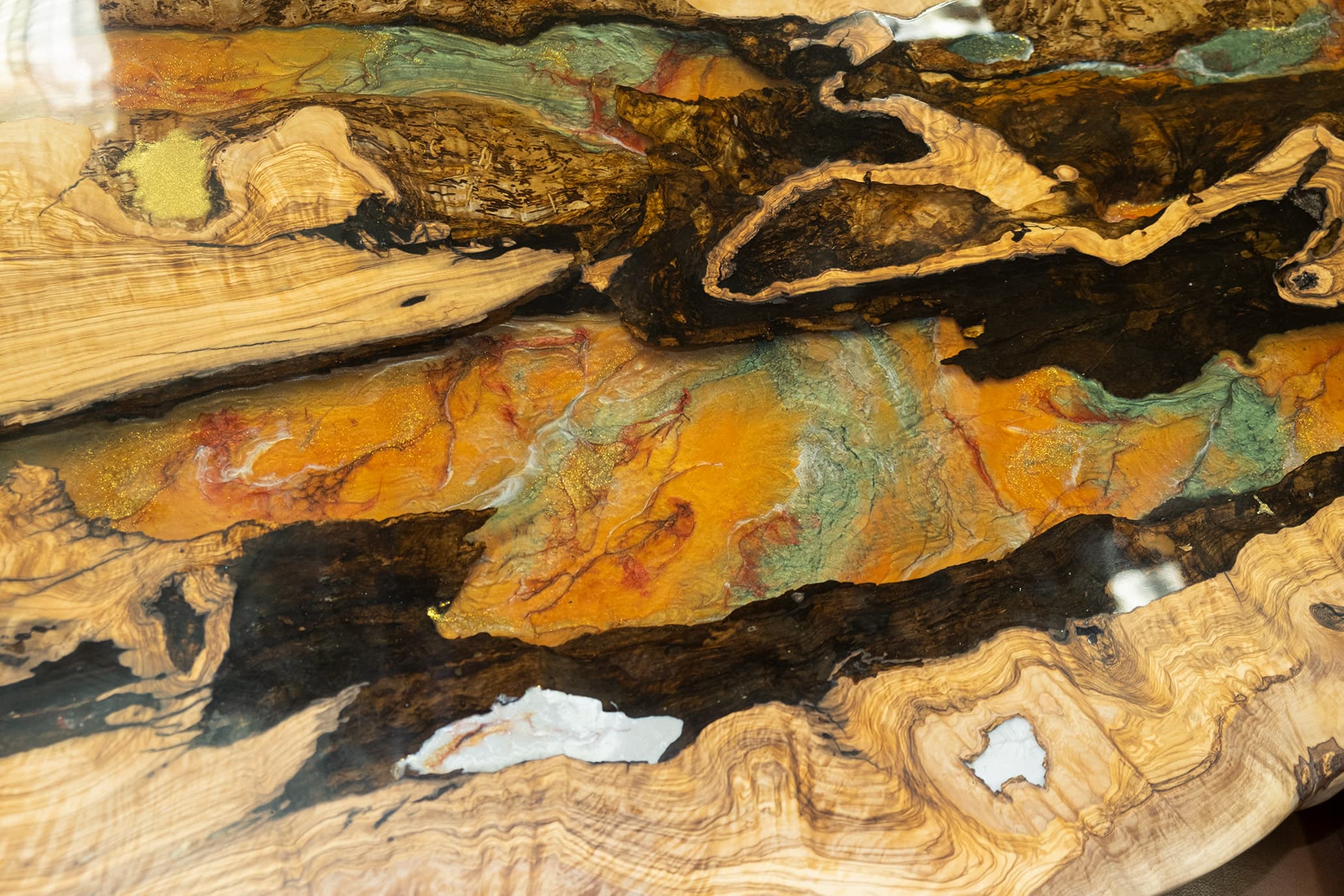 Van Uniek Olijfhout tot Perfect Afgewerkte Epoxytafel