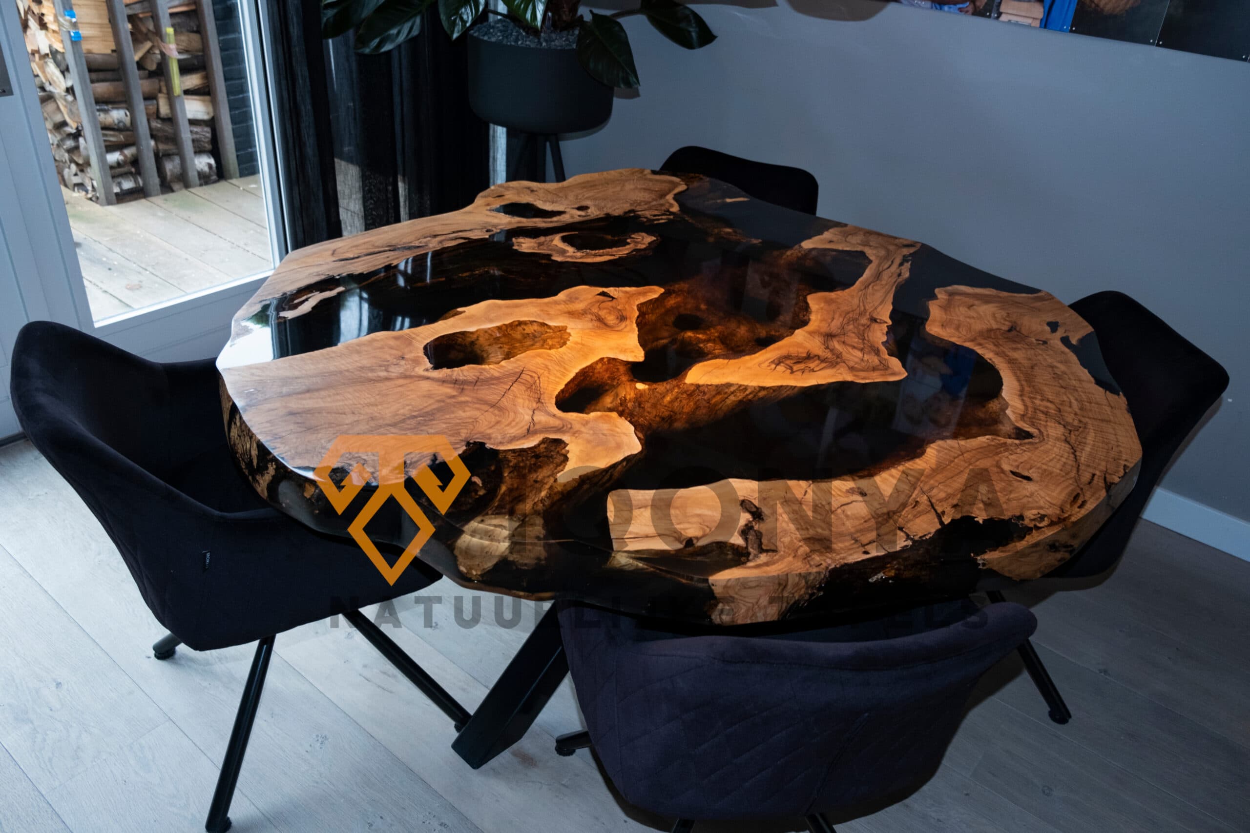 Ronde donkere epoxy boomstamtafel van olijfhout op maat gemaakt
