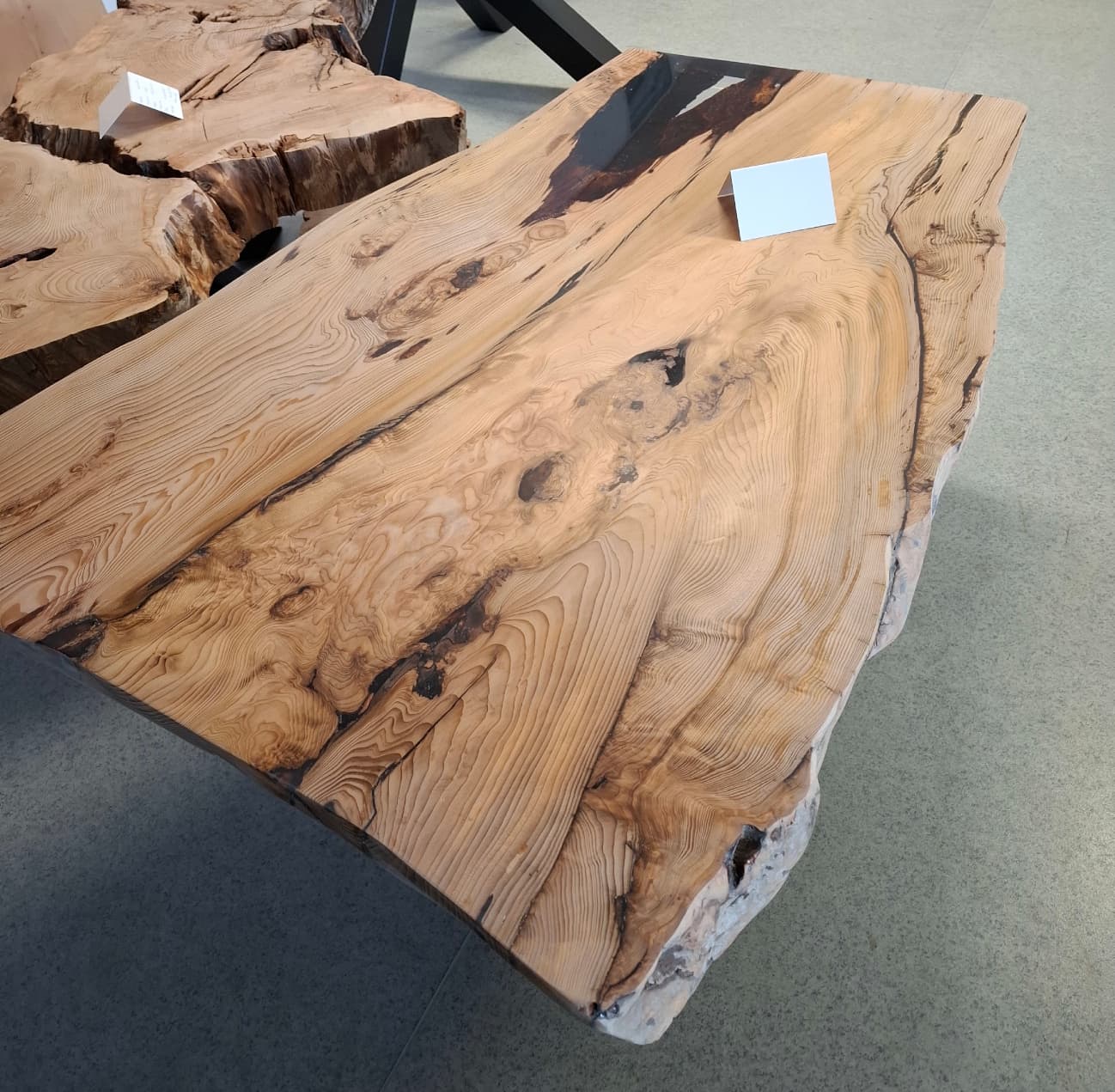 Epoxy Boomstamtafel Salontafel van Cederhout.