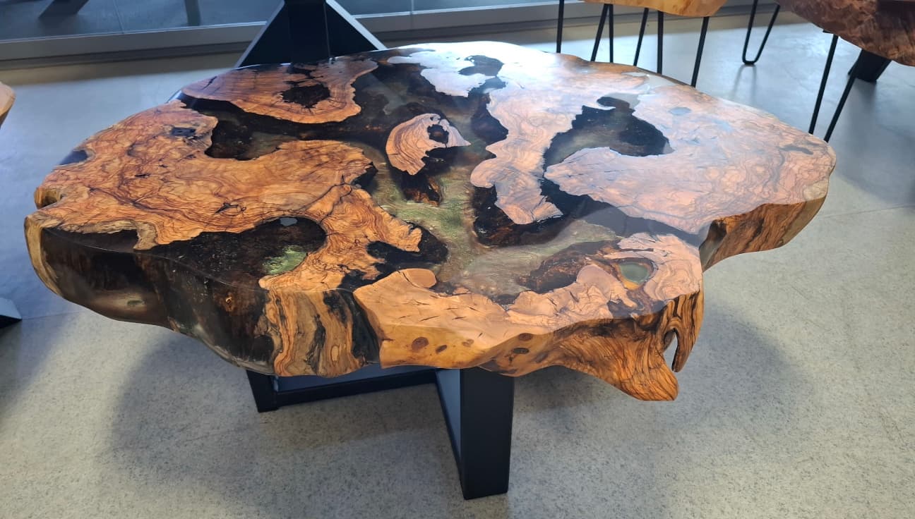 Ronde Bruingroene Epoxy Salontafel van Olijfhout