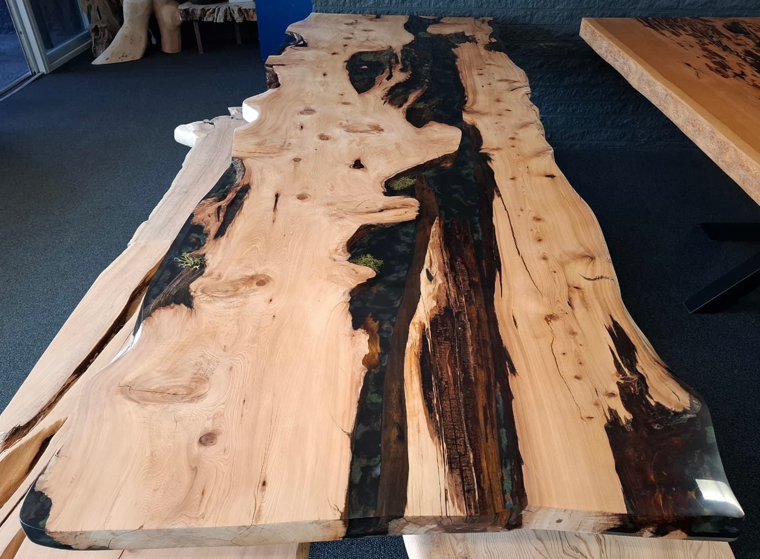 Groene mos Epoxy Boomstamtafel Eettafel / Vergadertafel van Jeneverbeshout (Rivier tafel)